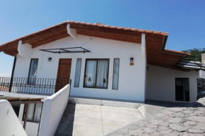 Casa en balcón del lago.